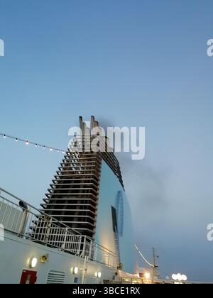 Ferry Moby Lines, della compagnia di navigazione italiana, ormeggiata al porto di Olbia in Sardegna e durante al porto di Civitavecchia 06,2014 Foto Stock