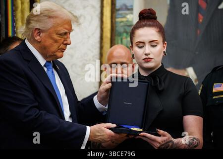Il presidente DEGLI STATI UNITI Donald Trump presenta una Medaglia del sacrificio ad Alexandria Diaz, figlia del vice sceriffo Ignacio "Dan" Diaz, deceduto nell'esercizio del dovere, accanto al padre di Waller Ralph E. Waller, durante un evento con familiari di funzionari delle forze dell'ordine caduti nell'ufficio ovale della Casa Bianca a Washington DC, USA, lunedì 19 maggio, 2025. Trump oggi ha detto che Mosca e Kiev avrebbero iniziato i colloqui "immediatamente" sulla fine della guerra in Ucraina dopo una telefonata con il presidente russo lunedì. Foto di Samuel Corum/Pool/ABACAPRESS.COM Foto Stock