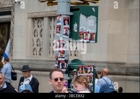 New York, Stati Uniti. 18 maggio 2025. Un semaforo coperto con adesivi che mostravano volti di ostaggi ha visto una lunga sfilata durante la Israel Day Parade sulla Fifth Avenue il 18 maggio 2025 a New York. Credito: SOPA Images Limited/Alamy Live News Foto Stock