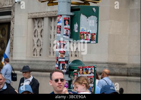 New York, Stati Uniti. 18 maggio 2025. Un semaforo coperto con adesivi che mostravano volti di ostaggi ha visto una lunga sfilata durante la Israel Day Parade sulla Fifth Avenue il 18 maggio 2025 a New York. (Foto di Ron Adar/SOPA Images/Sipa USA) credito: SIPA USA/Alamy Live News Foto Stock