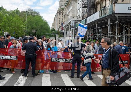 New York, Stati Uniti. 18 maggio 2025. NEW YORK, NEW YORK - 2 GIUGNO: Gli ufficiali della polizia di New York facilitano l'attraversamento pedonale del percorso della parata sulla 59th Street durante la Israel Day Parade sulla Fifth Avenue il 18 maggio 2025 a New York. (Foto di Ron Adar/SOPA Images/Sipa USA) credito: SIPA USA/Alamy Live News Foto Stock