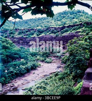 Le grotte di Ajanta esemplificano uno dei più grandi successi dell'antica architettura buddista scavata nella roccia. Le tradizioni artistiche di Ajanta presentano un importante e raro esemplare di arte, architettura, pittura e storia socio-culturale, religiosa e politica della società contemporanea in India. Ajanta è anche di bei dipinti realizzati sulle pareti delle grotte sul tema del Buddismo. Foto Stock