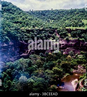 Le grotte di Ajanta esemplificano uno dei più grandi successi dell'antica architettura buddista scavata nella roccia. Le tradizioni artistiche di Ajanta presentano un importante e raro esemplare di arte, architettura, pittura e storia socio-culturale, religiosa e politica della società contemporanea in India. Ajanta è anche di bei dipinti realizzati sulle pareti delle grotte sul tema del Buddismo. Foto Stock