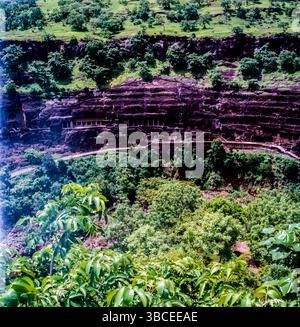 Le grotte di Ajanta esemplificano uno dei più grandi successi dell'antica architettura buddista scavata nella roccia. Le tradizioni artistiche di Ajanta presentano un importante e raro esemplare di arte, architettura, pittura e storia socio-culturale, religiosa e politica della società contemporanea in India. Ajanta è anche di bei dipinti realizzati sulle pareti delle grotte sul tema del Buddismo. Foto Stock
