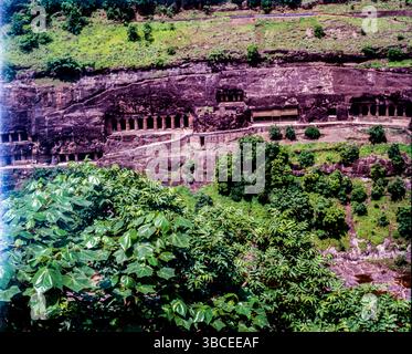 Le grotte di Ajanta esemplificano uno dei più grandi successi dell'antica architettura buddista scavata nella roccia. Le tradizioni artistiche di Ajanta presentano un importante e raro esemplare di arte, architettura, pittura e storia socio-culturale, religiosa e politica della società contemporanea in India. Ajanta è anche di bei dipinti realizzati sulle pareti delle grotte sul tema del Buddismo. Foto Stock