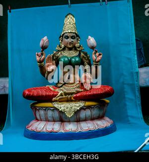 Dea Laxmi, dea della ricchezza, Papermash Idol, India. Foto Stock