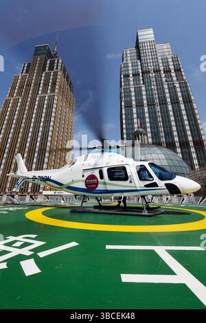 Shanghai, Cina. 19 maggio 2025. La prima rotta turistica personalizzata a bassa quota di Shanghai ha ufficialmente iniziato le operazioni con il suo volo inaugurale in partenza da Global Harbor, il 19 maggio 2025. Questa importante iniziativa, introdotta dal Global Harbor di Shanghai, rappresenta il principale servizio di turismo aereo personalizzato della città, offrendo ai passeggeri una vista dall'alto dell'iconico paesaggio urbano di Shanghai. Il nuovo percorso trasforma i tradizionali tour della città fornendo una prospettiva aerea immersiva, creando nuove opportunità per visitare la città. Come il pionieristico tour culturale a bassa quota di Shanghai Foto Stock