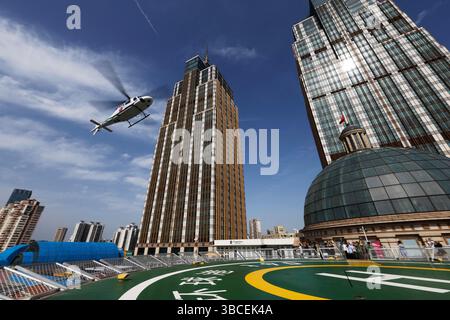 Shanghai, Cina. 19 maggio 2025. La prima rotta turistica personalizzata a bassa quota di Shanghai ha ufficialmente iniziato le operazioni con il suo volo inaugurale in partenza da Global Harbor, il 19 maggio 2025. Questa importante iniziativa, introdotta dal Global Harbor di Shanghai, rappresenta il principale servizio di turismo aereo personalizzato della città, offrendo ai passeggeri una vista dall'alto dell'iconico paesaggio urbano di Shanghai. Il nuovo percorso trasforma i tradizionali tour della città fornendo una prospettiva aerea immersiva, creando nuove opportunità per visitare la città. Come il pionieristico tour culturale a bassa quota di Shanghai Foto Stock