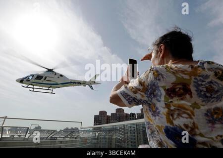 Shanghai, Cina. 19 maggio 2025. La prima rotta turistica personalizzata a bassa quota di Shanghai ha ufficialmente iniziato le operazioni con il suo volo inaugurale in partenza da Global Harbor, il 19 maggio 2025. Questa importante iniziativa, introdotta dal Global Harbor di Shanghai, rappresenta il principale servizio di turismo aereo personalizzato della città, offrendo ai passeggeri una vista dall'alto dell'iconico paesaggio urbano di Shanghai. Il nuovo percorso trasforma i tradizionali tour della città fornendo una prospettiva aerea immersiva, creando nuove opportunità per visitare la città. Come il pionieristico tour culturale a bassa quota di Shanghai Foto Stock