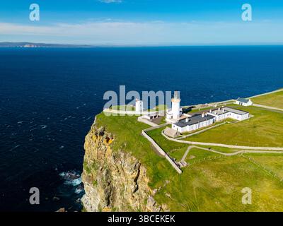 Veduta aerea del faro di Dunnet Head nel punto più settentrionale della terraferma del Regno Unito, Caithness, Scozia, Regno Unito Foto Stock