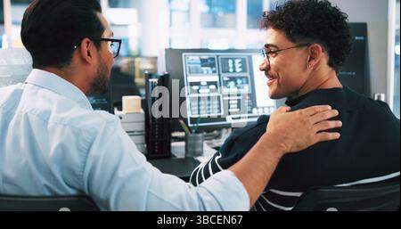 Sviluppatore Web, sorriso e codifica in ufficio per consigli sugli aggiornamenti di software, sistemi o siti Web. Night, programmatore e tecnico di back-end con feedback per Foto Stock