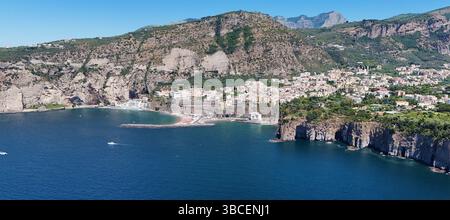 Vista aerea panoramica di Porto Marina di Meta. Città metropolitana di Napoli, Italia Foto Stock