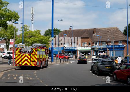 Un motore antincendio a Castle Square, Weoley Castle, Birmingham, West Midlands, Inghilterra, REGNO UNITO Foto Stock