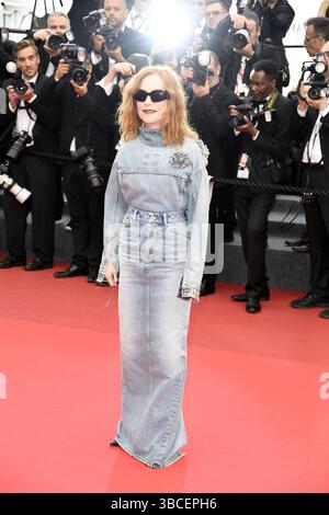 Isabelle Huppert bei der Higher 2 Lower Premiere a Cannes AM 19.05.2025 *** Isabelle Huppert alla più alta 2 Lower Premiere a Cannes il 19 05 2025 Foto Stock
