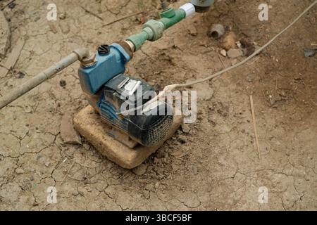 Una vecchia pompa elettrica dell'acqua per l'irrigazione Foto Stock