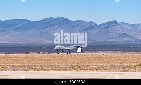 Foxtrot Company, 1st Aviation Regiment, 1st Combat Aviation Brigade, mq-1 Gray Eagle parte della Joint Task Force - Southern Border, si sposta in posizione per decollare presso Libby Airfield Fort Huachuca, Ariz., 14 maggio 2025. Mq-1 Gray Eagle viene utilizzato per il rilevamento e il monitoraggio lungo il confine meridionale. Sotto la direzione dello U.S. Northern Command, la Joint Task Force–Southern Border allinea gli sforzi per sigillare il confine meridionale e respingere le attività illegali ed è responsabile di operazioni su larga scala, agili e di tutti i domini, che consentiranno operazioni DoD più efficaci ed efficienti. (USA A Foto Stock