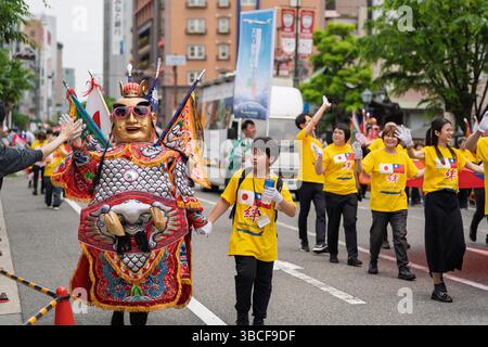 Kobe, Hyogo, Giappone - 18 maggio 2025: Kobe-Taiwan Kizuna (Kobe-Taiwan Bond) gruppo che partecipa alla Parata Matsuri al 52° Festival Kobe. Foto Stock