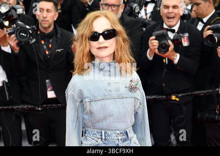 Isabelle Huppert bei der Highest 2 Lower Film Premiere AM 19.05.2025 im Rahmen vom 78. Festival del cinema di Cannes più alto 2 più basso Filmpremiere di Cannes *** Isabelle Huppert alla più alta 2 più basso anteprima del film il 19 05 2025 come parte del Festival del cinema del 78 di Cannes la più alta 2 più bassa anteprima del film a Cannes Foto Stock
