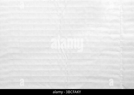 Foglio bianco di carta piegata a strisce. Cartone morbido con linee orizzontali. Sfondo chiaro astratto Foto Stock