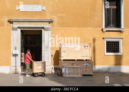 Scatole in legno contenenti opere d'arte scaricate fuori Palazzo Loredan, sede dell'Istituto Veneto di Scienze a campo Santo Stefano, Venezia Foto Stock