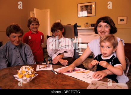 Il professor Stephen Hawking è a casa con una famiglia giovane. L-R il loro figlio maggiore Robert, Lucy, sua moglie Jane, con Tim in grembo. Cambridge, Cambridgeshire, Inghilterra 1981,1980s UK HOMER SYKES Foto Stock