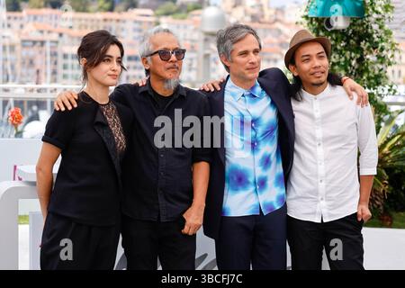 Cannes, Frankreich. 19 maggio 2025. Angela Azevedo, Lav Diaz, Gael García Bernal e Amado Arjay Babon hanno posato al photocall di "Magellano" durante il 78° Festival di Cannes al Palais des Festivals di Cannes, in Francia, il 19 maggio 2025. Credito: dpa/Alamy Live News Foto Stock