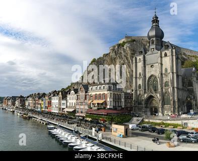 Belgio - 11 agosto 2019: Vista orizzontale del fiume Mosa e della storica città vecchia di Dinant, in Belgio Foto Stock