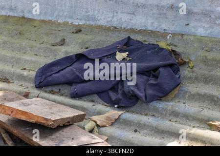Camicia e attrezzi scartati su un tetto di latta a Darjeeling, India Foto Stock
