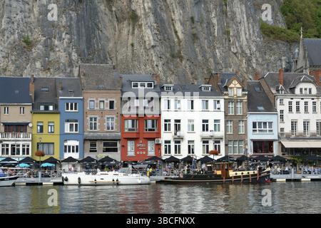 Belgio - 11 agosto 2019: Vista orizzontale del fiume Mosa e della storica città vecchia di Dinant, in Belgio Foto Stock