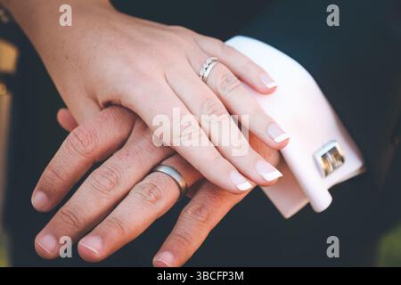 La sposa e lo sposo mostrano i loro anelli Foto Stock