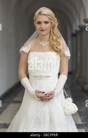 Ritratto di una giovane donna in un abito da sposa bianco Foto Stock