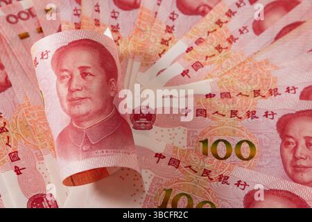 Rotolo di banconote da 100 yuan cinesi. Banconote cinesi in Yuan renminbi come sfondo. Primo piano. Foto Stock