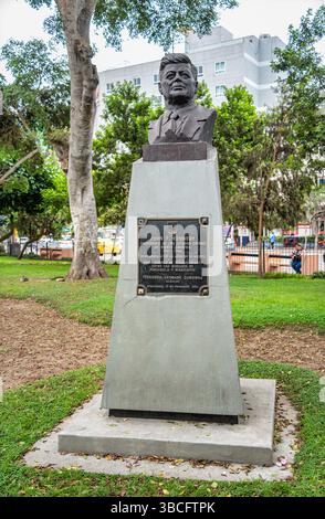 Lima, Perù - 11 marzo 2025: La statua del presidente John F. Kennedy nel Parque Kennedy (Kennedy Park), Miraflores. Foto Stock