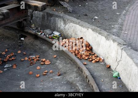 Una pila di tazze di tè di argilla gettate e gettate sul lato della strada a Darjeeling, Bengala Occidentale, India Foto Stock