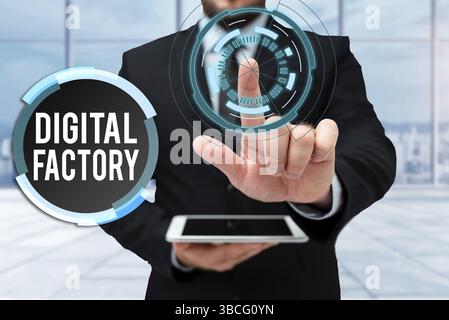 Cartello di testo che mostra Digital Factory, Concept Meaning utilizza la tecnologia digitale per gestire il processo di produzione Man in un tablet in piedi uniforme Foto Stock