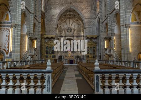 Evora, Portogallo - 24 marzo 2022: Vista dell'altare nella Chiesa di San Francisco a Evora Foto Stock
