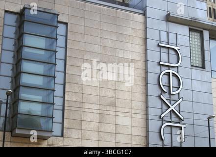 Manchester, regno unito, 24 marzo 2022: Cartello di fronte al prossimo negozio di abbigliamento in piazza di scambio nel centro di manchester Foto Stock
