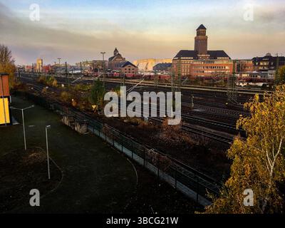 Vista sulla ferrovia e sulla S-Bahn Infrastructure and Industrial Estate nella parte nord-occidentale della città. Spandau, Berlino, Germania. Foto Stock
