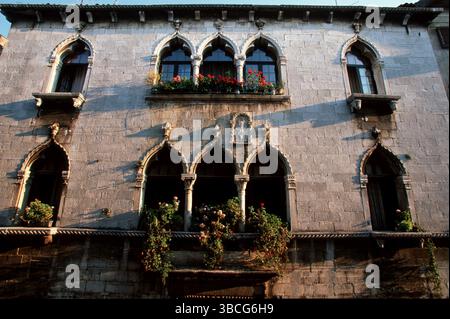 Casa con finestre veneziane, via Decumanus, Parenzo, Istria, Croazia, finestre veneziane sulla casa nella via principale dello shopping Decumanus, Istria, Balcani, la Foto Stock