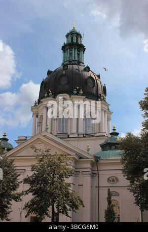 Primo piano della suggestiva cupola e della facciata della chiesa Gustaf Vasa (Gustaf Vasa kyrka), una chiesa luterana barocca situata nel Vasastan. Foto Stock