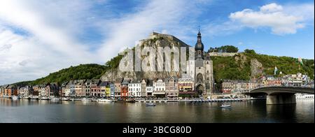 Belgio - 11 agosto 2019: Vista panoramica della cittadina di Dinant sul fiume Maas con la cittadella storica e la cattedrale sul fronte del fiume Foto Stock