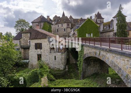 Carennac, Francia - 13 maggio, 2022: Vista del pittoresco villaggio storico di Carennac nella valle della Dordogna Foto Stock