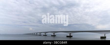 Una vista panoramica del Ponte Zeeland attraverso l'Est Scheidt Eastuary nei Paesi Bassi occidentali Foto Stock