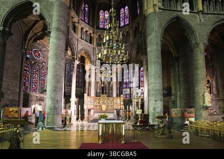 Belgio - 11 agosto 2019: Veduta dell'altare nella cattedrale di Notre Dame nella città di Dinant Foto Stock