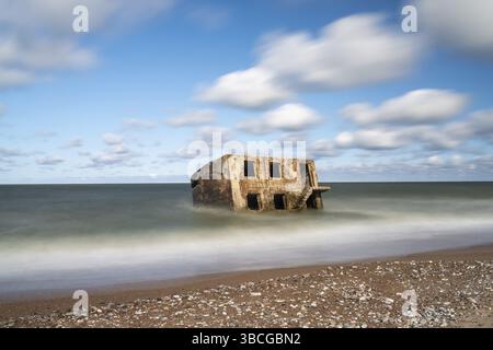 Liepaja, Lituania - 21 agosto 2021: Rovine di difesa militare del forte Karosta nel Mar Baltico sulla costa della Lettonia Foto Stock