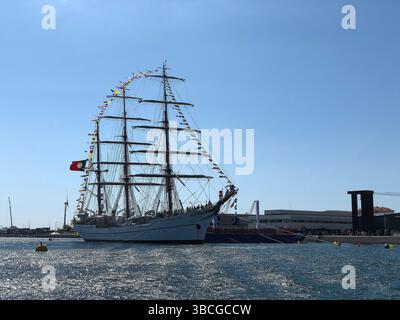 Viana do Castelo, Portogallo - 15 maggio 2025: L'iconico veliero Sagres ormeggia a Viana do Castelo e accoglie i turisti a bordo per visite pubbliche durante Foto Stock