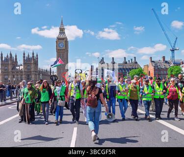 Londra, Regno Unito. 17 maggio 2025. I sostenitori pro palestinesi che portano cartelli e sventolano bandiere palestinesi partecipano alla Nakba 77 marzo attraverso Londra Foto Stock