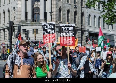 Londra, Regno Unito. 17 maggio 2025. I sostenitori pro palestinesi che portano cartelli e sventolano bandiere palestinesi partecipano alla Nakba 77 marzo attraverso Londra Foto Stock