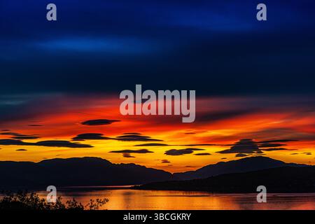 Tramonto sul Firth of Coyde e sulle colline dell'Argyleshire guardando verso Loch Long Foto Stock