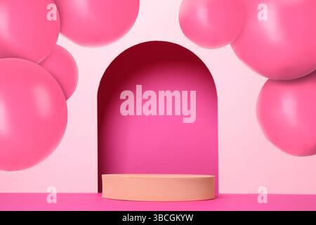 Palloncini rosa sopra il podio vuoto sul tavolo. Presentazione elegante con spazio per il design Foto Stock
